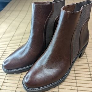 Crown Vintage women's sz 6M brown leather Pull on ankle boots. 2" stacked leathe